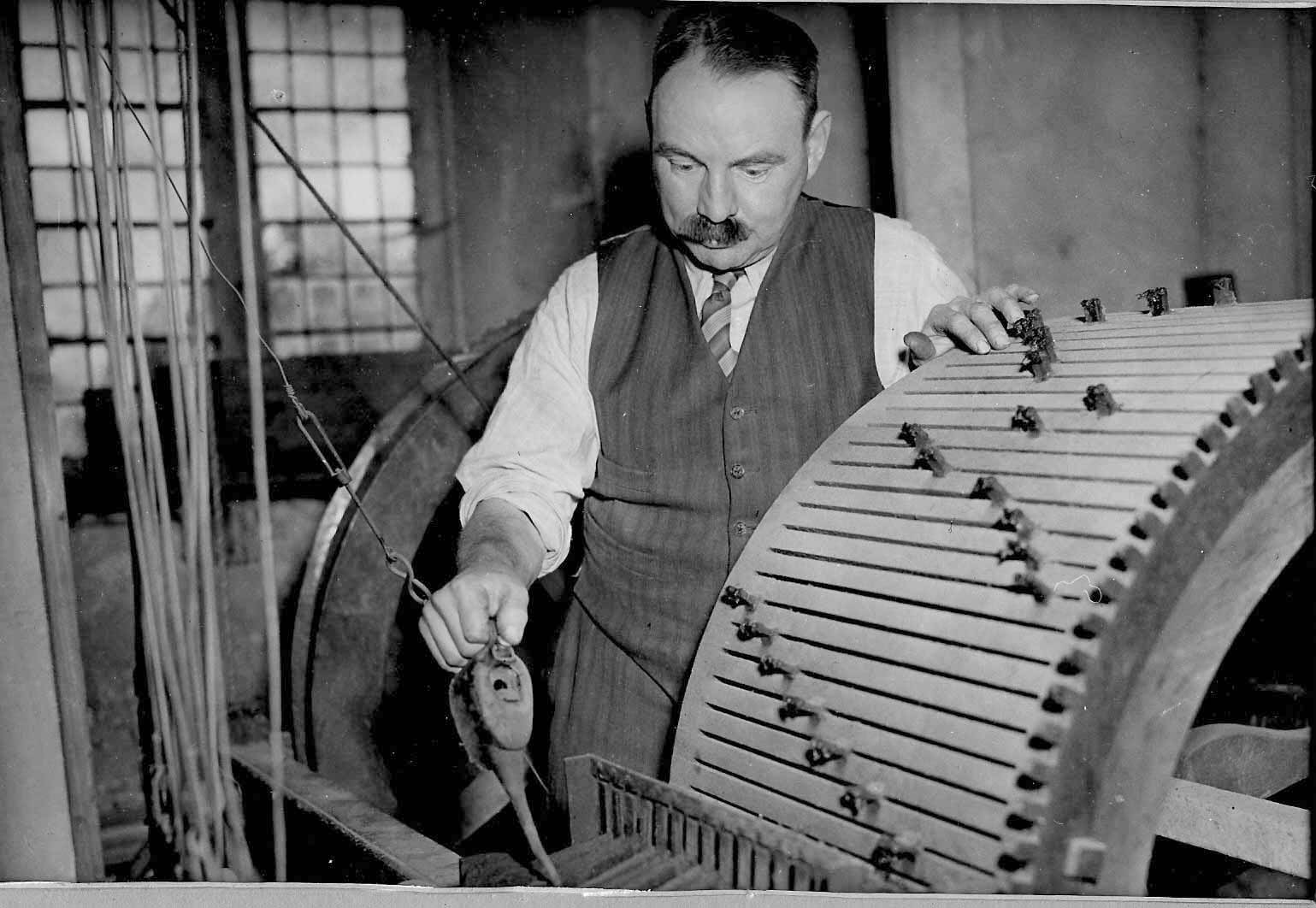 Frank Foot with the carillon machine